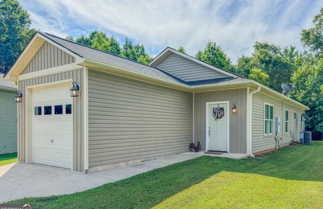 Well Maintained 3 Bedroom Home, Walkable to downtown Zebulon Gallery 1