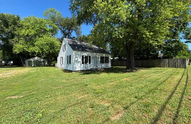 Available now 2 bedroom 1 bath with bonus room! photos photos