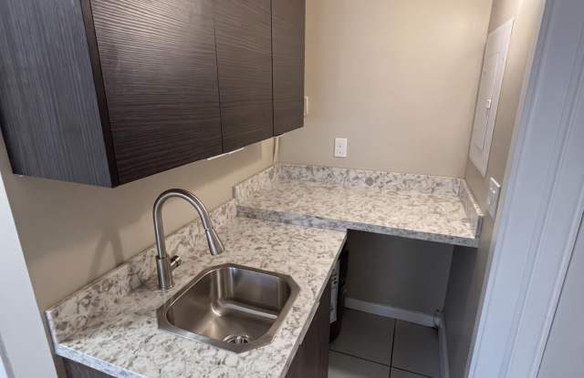 1711 N 17TH Court Gallery 3