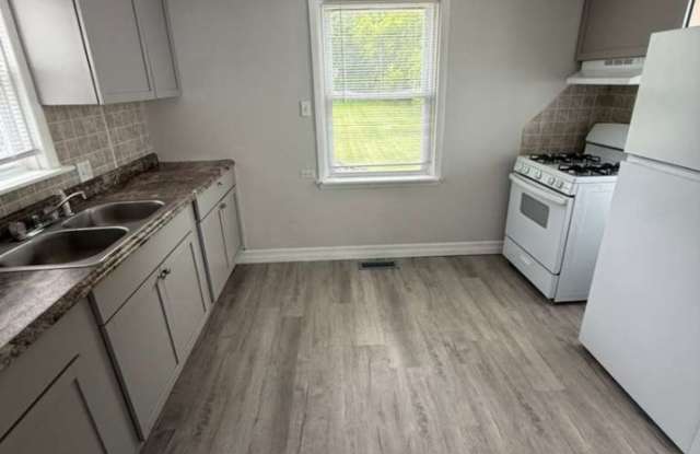 96 1/2 E Schuyler St photos photos