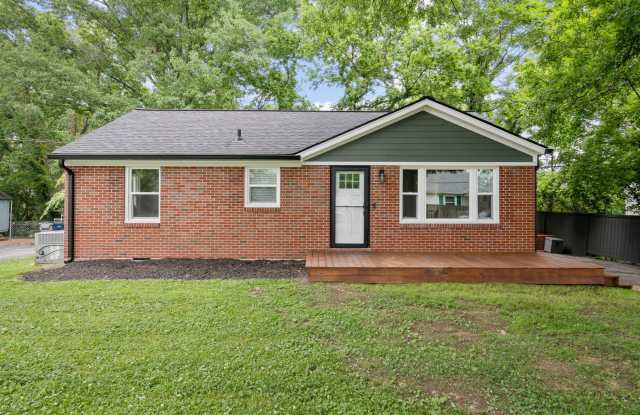 Beautiful home just north of downtown Columbia. Located on a quiet street. 3 Bed 1 Bath. Available Now! - 801 Fleming Street, Columbia, TN 38401