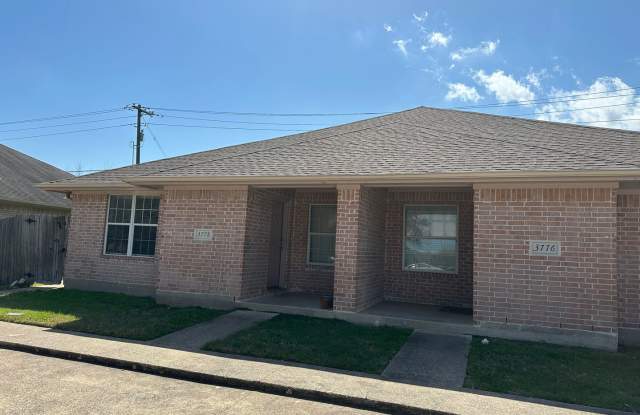 College Station -3-Bedroom / 3 -Bath Duplex - Fenced in back yard photos photos