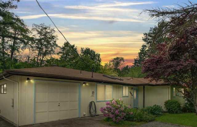 Updated 4 Bedroom with a Huge Shop! Gallery 1