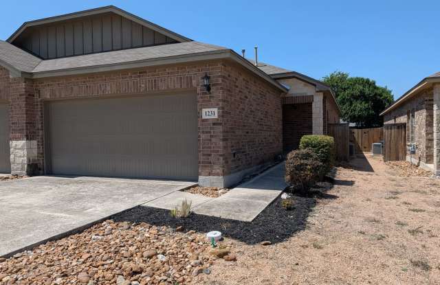 Walk to Historic Gruene / Fridge / Gas Cooking / Fenced in yard / CISD * 2 weeks free rent off the first full month* photos photos