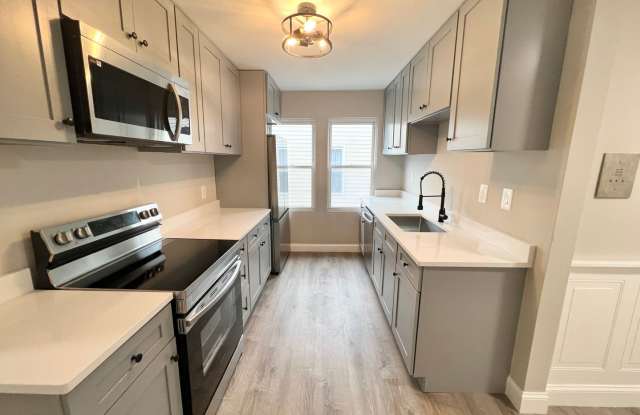 NEWLY RENOVATED PENTHOUSE UNIT WITH PARKING AND STORAGE! photos photos