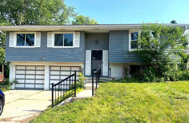 Charming 2 Bed, 1.5 Bath Home in Omaha – Pet Friendly photos photos