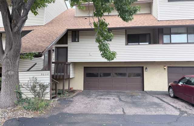2 Bed, 1.5 Bath Townhome with Fireplace, Central A/C and Two Car Garage Gallery 1