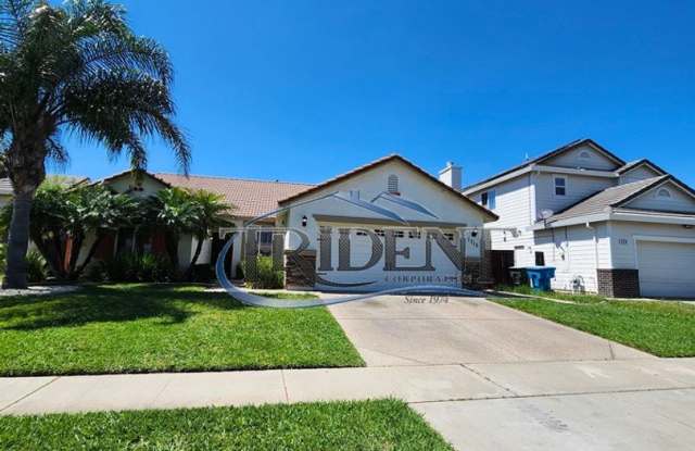 3-bedroom 2-bath home with den located in Edgewater photos photos
