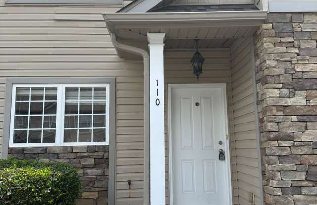 Beautiful townhome located minutes from Cherrydale! - 110 Bankside Lane, Greenville County, SC 29609