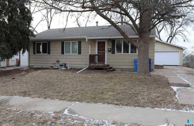 925 S Harrington Ave - 925 South Harrington Avenue, Sioux Falls, SD 57103