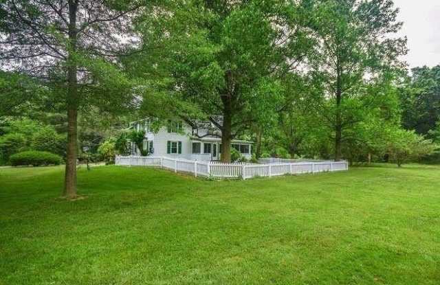 23 Pinetree Lane photos photos