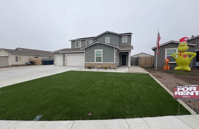 Beautiful 5 Bedroom Home in Tulare Available Now! - 1976 Piedmont Avenue, Tulare, CA 93274