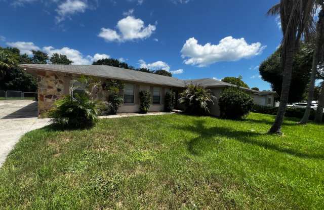 SPACIOUS 4 BEDROOM POOL HOME CONVENIENTLY LOCATED! Gallery 3