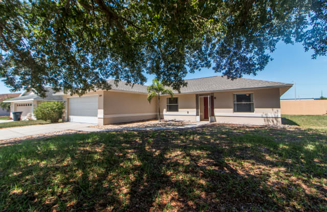621 Via Del Sol Dr - 621 Via Del Sol, Four Corners, FL 33896
