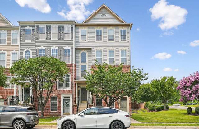 Beautiful End-Unit Townhome-Style Condo Near Stonebridge! Gallery 1
