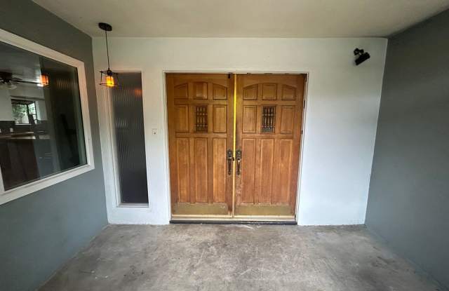 Entertainers Paradise in SW Bakersfield 3 Bed/3 Bath w/ Pool, Solar & Deposit Alternative Option Gallery 4