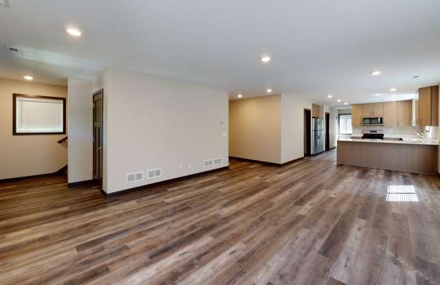Modern 5-Bedroom Duplex Close to U of M Campus Gallery 3