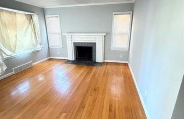 17550 Shaftsbury Avenue Gallery 3