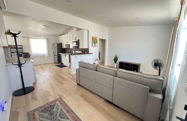 2 Bedroom, 1 Bath fully furnished ready for move in! Gallery 1