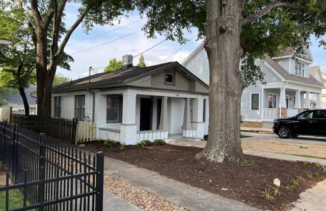 **GET $300 OFF FIRST, FULL 3 MONTHS OF RENT**1565 Walker Ave Unit B: 1BD, 1BA Duplex Unit Located Next Door to Woodward Campus! Water  Trash  Lawncare Included! AVAILABLE NOW! Gallery 3