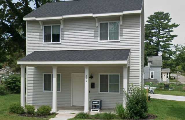 3 bedroom 2 bath, 2 stall garage Gallery 1