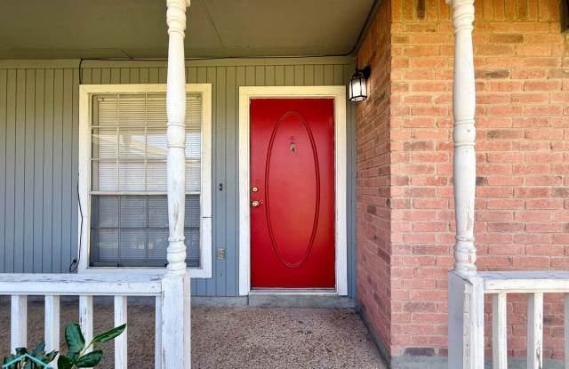 Cute & Cozy Duplex Nestled in a Prime Location, just five minutes from I35! Gallery 3
