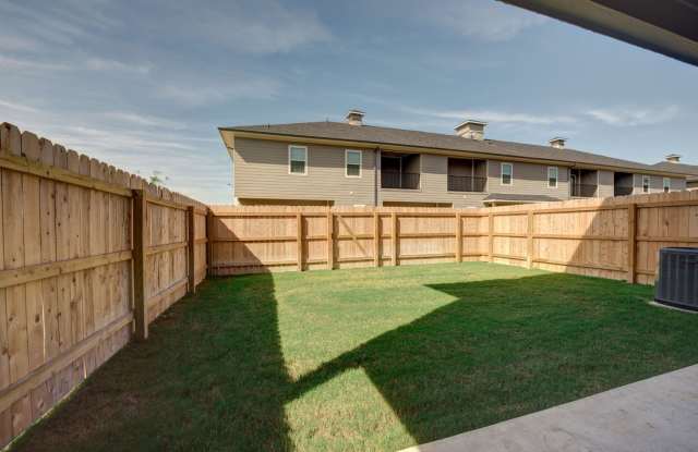 3 Bed at Pershing Pointe! Gallery 1