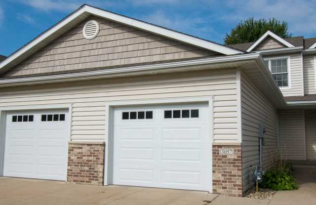 Spacious 3‑Bed Townhome with Modern Updates photos photos