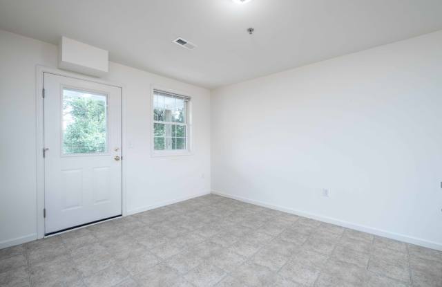 371 College Manor Ave Gallery 2
