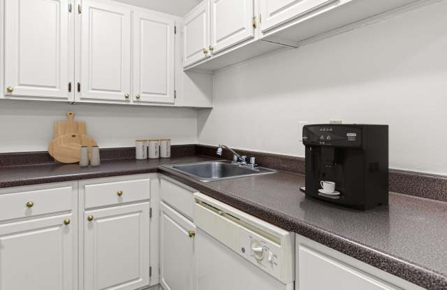 Burgundy & Hillsboro Apartments Gallery 2