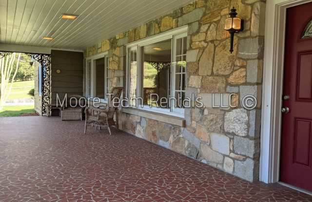 Spacious House - Private Wooded Setting Gallery 3