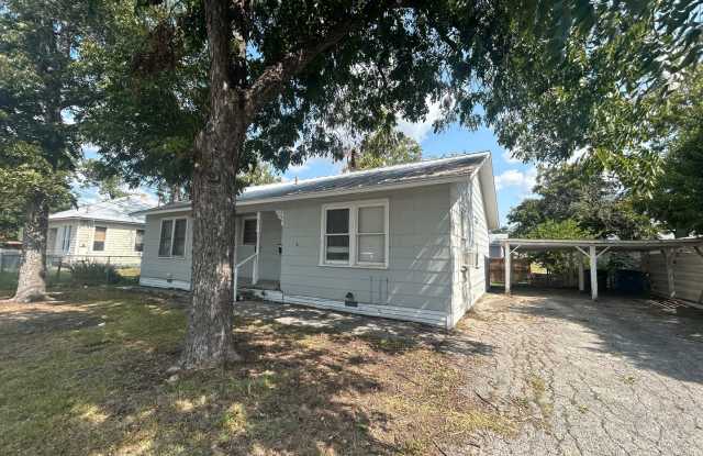 1/1 Duplex Walking Distance to Downtown New Braunfels / Fridge Included / No Carpet / NBISD photos photos