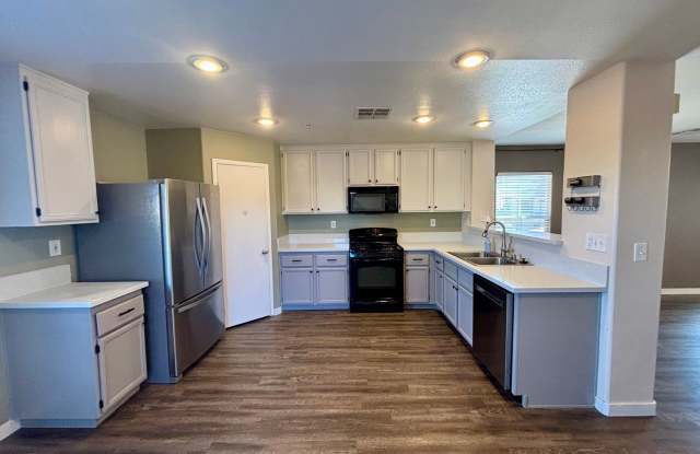 Spacious 3 Bedroom Home in Gated Community! Gallery 3
