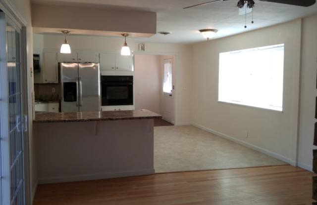 3 Bedroom Home for Rent in South Redding CA | Fenced Yard, Garage & Central HVAC Gallery 4