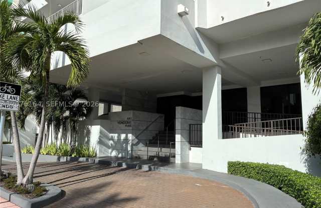 4301 Collins Ave Gallery 1