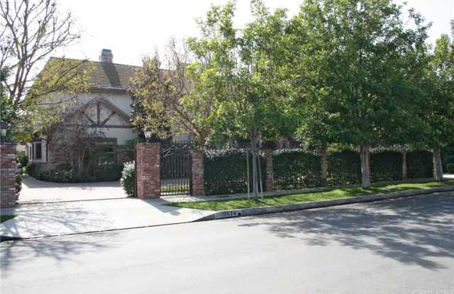 13924 Weddington Street Gallery 3
