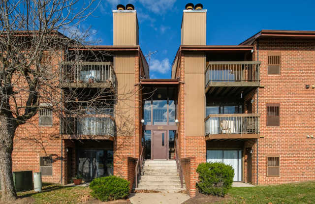 Renovated 3rd floor top level condo with vaulted ceilings. photos photos
