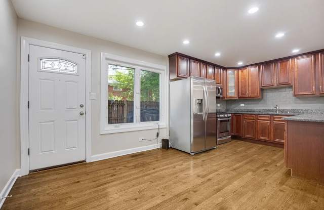 1715 West Thome Avenue Gallery 3
