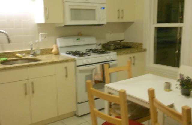 Huge 4 bedroom unit with A/C, in-unit laundry and parking in Oak Square! photos photos