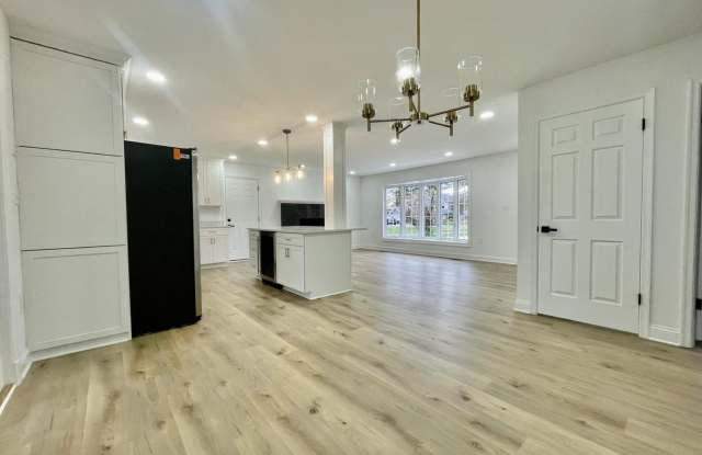 313 WINDSOR CT Gallery 2