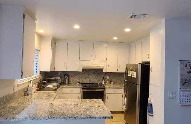 Beautiful 2 Bedroom Plus a Den in Desirable Greenhaven/Pocket Neighborhood! Gallery 3