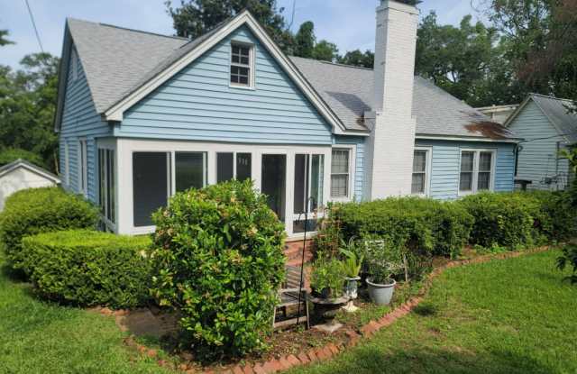 MIDTOWN 4/2 w/ Wood Floors, Stainless Appliances, Sunroom, Washer/Dryer, Deck, & Fenced Yard! Walk to Parks! $2200/month Avail NOW! photos photos
