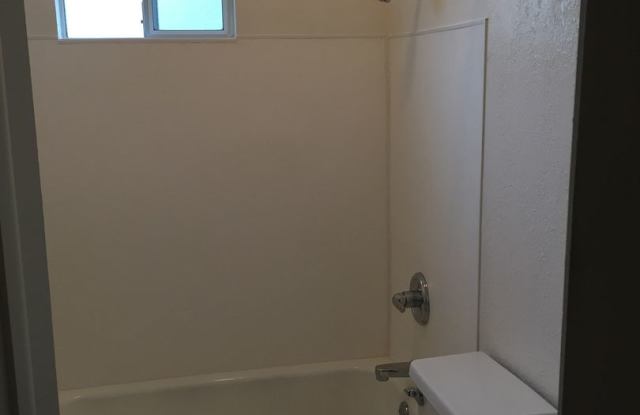 3BD 2BTH - FENCED YARD & WASHER DRYER HOOKUP - Grants Pass Gallery 4