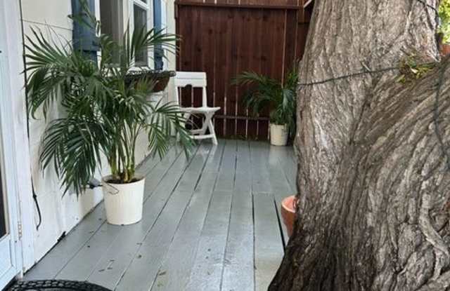 609 1/2 Milwood Avenue photos photos