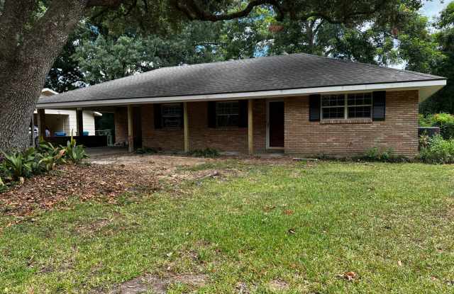 3 Bedroom, 2 Bathroom, Brick home, Carport, fenced yard, screen porch, Gallery 4