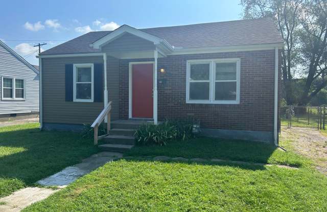 Charming 2 BR / 1 BA Home with Hardwood Floors, Eat-In Kitchen & Huge Yard! photos photos