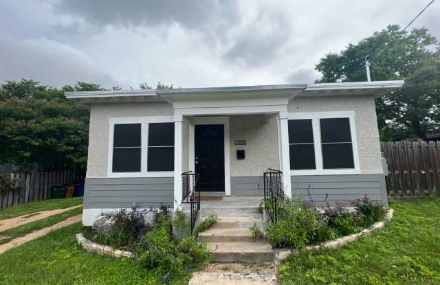 Great North Loop/Brentwood UPDATED 2 bedroom 1 bath House with storage bldg and large yard. - 1406 Houston Street, Austin, TX 78756