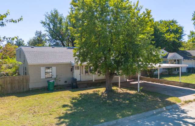 Spacious 4-Bedroom Home with Easy Access to Shopping and Parks Gallery 3