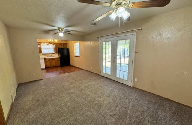 New carpet and paint! 3 bed, 2 bath, 2 car garage home for rent near I-240 and Penn / south OKC. Gallery 3
