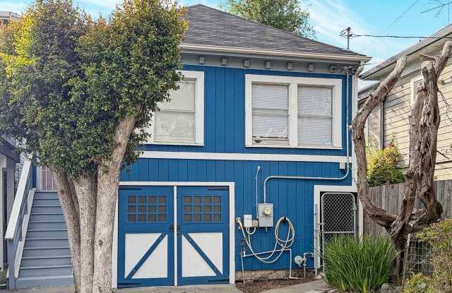 Cozy 2bed/1bath House w/a Huge Basement, Washer/Dryer, & off street pkg. space in the heart of Emeryville Gallery 1